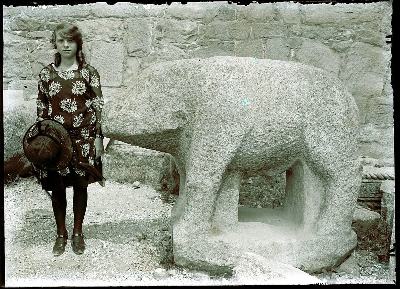 Encarnación Cabré en Las Cogotas fotografiada por su padre Juan Cabré alrededor de 1926.