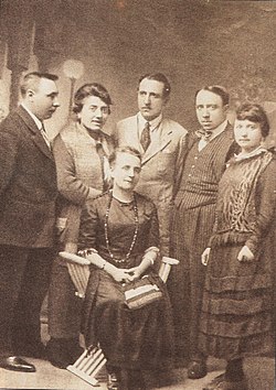 María De Maeztu Whitney junto a su familia.