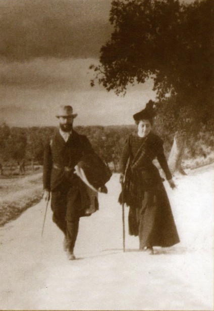 Ramón Menéndez Pidal y María Goyri en 1900, haciendo la ruta del Cid en su viaje de bodas. Archivo Digital Ramón Menéndez Pidal.