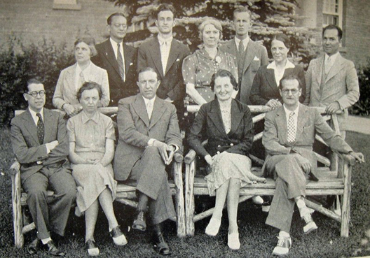 Pedro Salinas Serrano junto al cuerpo docente de la Escuela de Español de Middlebury College durante el verano de 1936. Fuente: https://schoolofspanish.middcreate.net/centenario/libro/chapter4.15