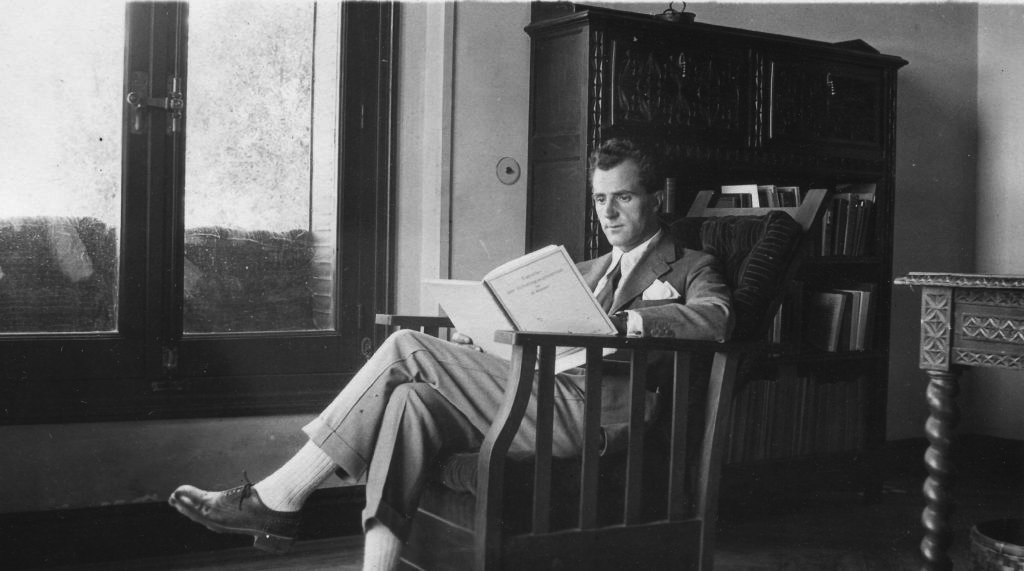 Miguel A. Catalán leyendo. Fuente: https://fundacionramonmenendezpidal.org/biografia-miguel-catalan/