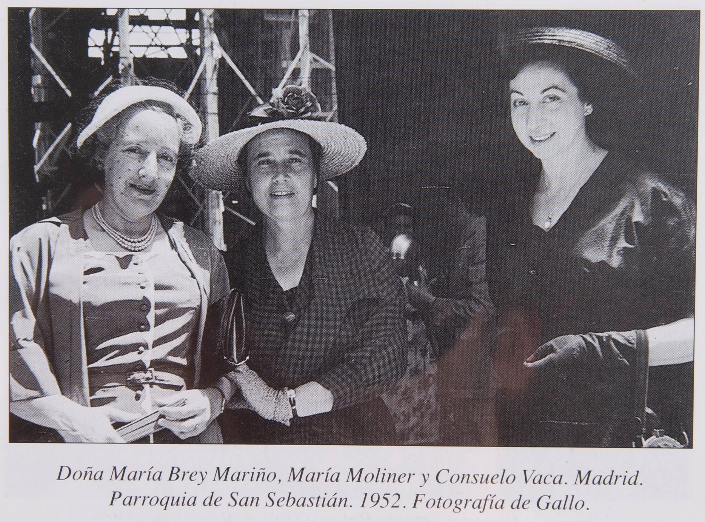 Gallo. Maria Brey Marino, Maria Moliner y Consuelo Vaca en la Parroquia de San Sebastián en Madrid en 1952. Fuente: https://sepuex.unex.es/personas/0-nombre-ASC--1,2-5130-brey-marino-maria