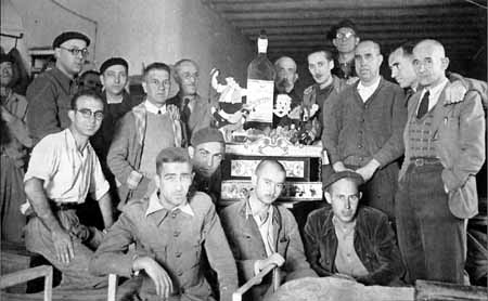 Manuel Sanchís con otros prisioneros del penal militar de Monteolivete posando delante de una falla hecha por ellos (Valencia, 1942).  Creditos: Alfons Llorenç: Retrats d’una vida, 1984. Fuente: https://blogs.ua.es/manuelsanchisguarner/