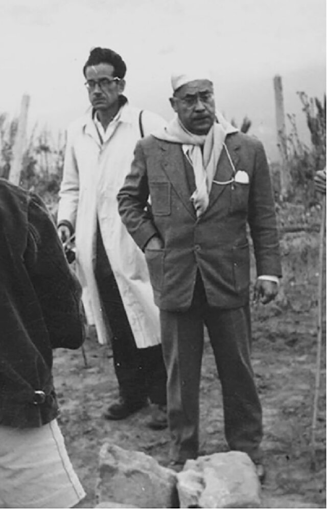 Antonio García Bellido con Augusto Fernández de Avilés en Iuliobriga, 1956. Fuente: Blánquez, Roldán y Jiménez Vialás (Eds., 2006,  60, fig. 5, AGB n.º 34.644).