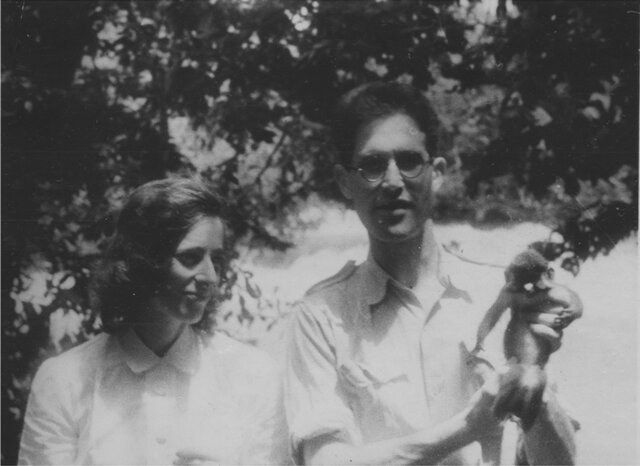 António De Barros Machado junto a una mujer y un mono.
