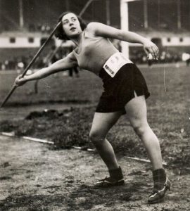 La oftalmóloga Aurora Villa Olmedo en una competición de atletismo lanzando la jabalina. Créditos: Archivo de la familia de Aurora Villa. Fuente: https://historia-hispanica.rah.es/biografias/44585-aurora-villa-y-olmedo