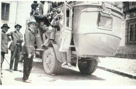 Celso Arévalo Carretero subiendo a un coche.