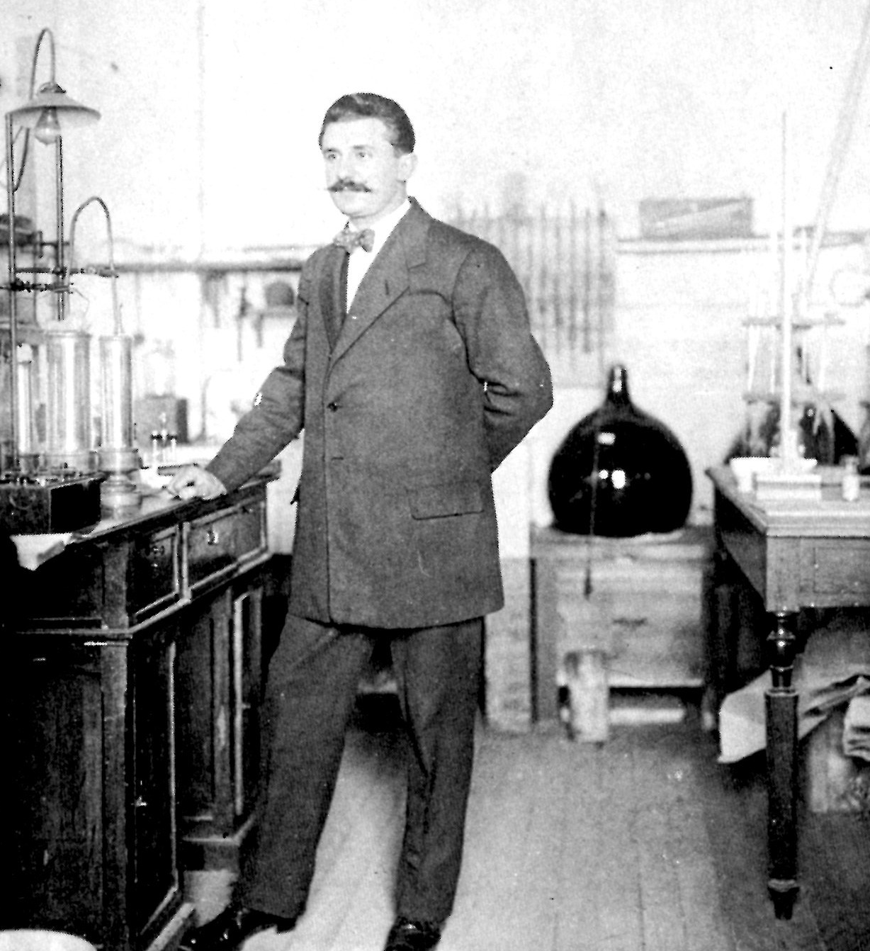 Enrique Moles Ormella en el laboratorio.