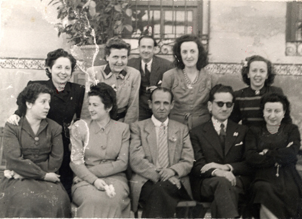 Felipa Niño Mas junto a otras compañeras y otros compañeros