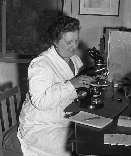 Josefa/Josefina Pérez Mateos en el laboratorio hacia 1960