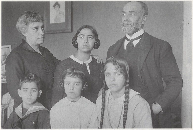 Manuel Gómez-Moreno Martínez y su familia.