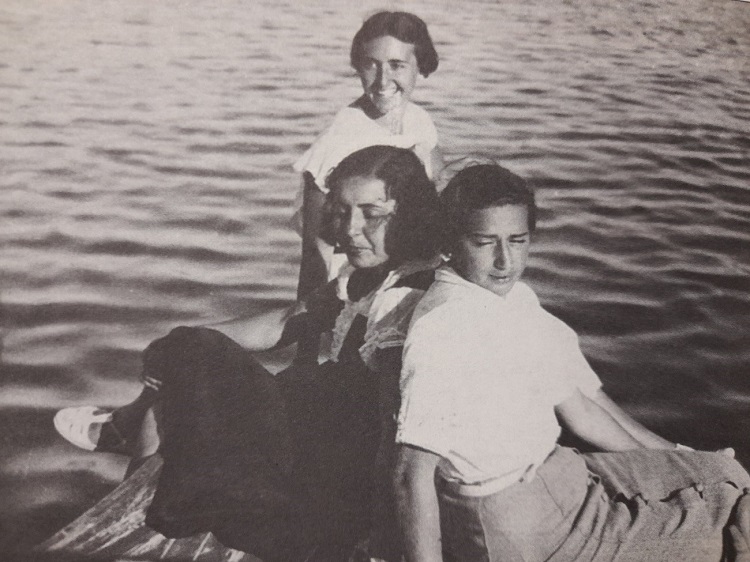 Ángela Campos, Manuela Manzanares (de luto por la reciente muerte de su padre durante el viaje) y Ángela Barnés, en Estambul. Fuente: https://elindependientedegranada.es/cultura/dos-rusas-manchega-brillantes-universitarias-antifascistas-sombra-fernando-rios