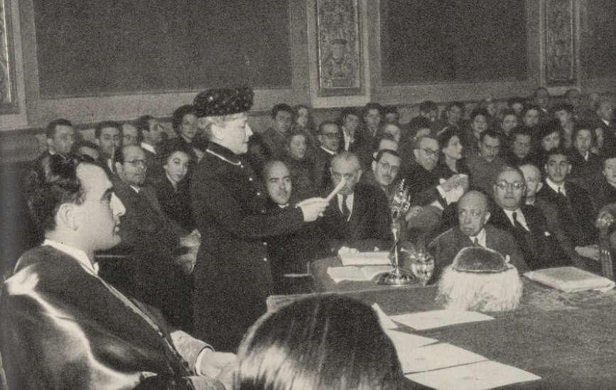 María De Maeztu Whitney dando una conferencia sobre su hermano Ramiro en el Rectorado de la Universidad Central de Madrid en 1943 a su vuelta a España.