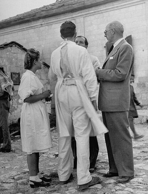 Pablo Azcárate Flórez fotografiado junto a médicos y enfermera cuando participaba en la Comisión para la tregua de las Naciones Unidas. Jerusalén, 1 de julio de 1948. Créditos: dominio público.