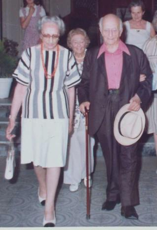 Pilar Madariaga Rojo y su hermano Salvador de Madariaga, en A Coruña, España, 1976. Fuente: https://schoolofspanish.middcreate.net/centenario/libro/chapter5.15