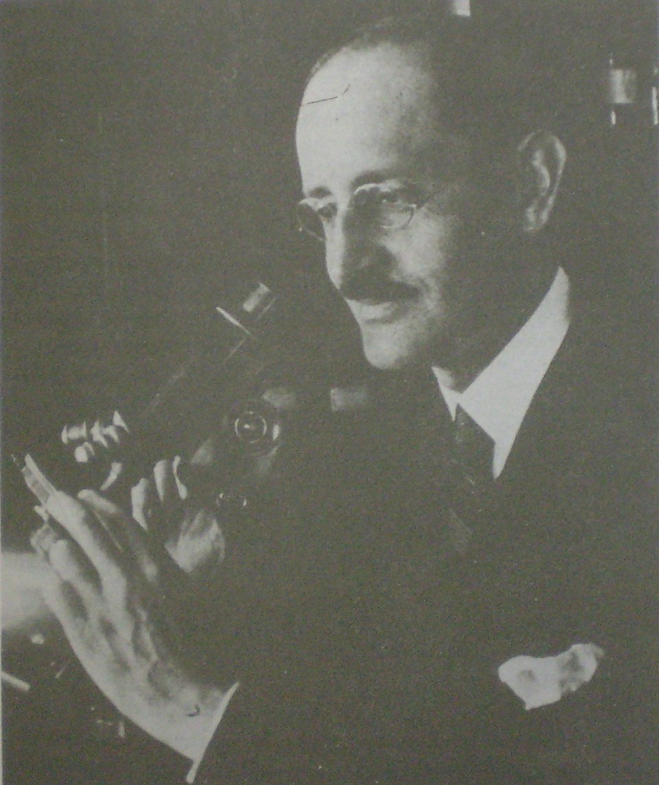 Pío Del Río-Hortega mirando un microscopio.